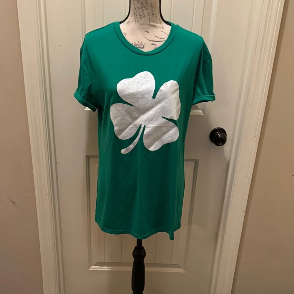 Women's Emerald Green Clover Graphic Tee - Picture 1 of 4